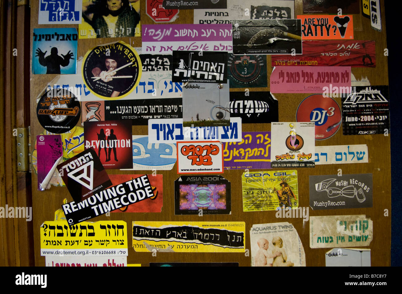 Porta piena di adesivi in ebraico. Israele Foto Stock