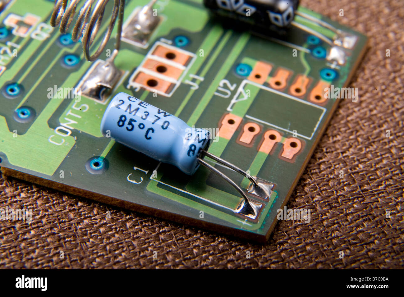 Scheda elettronica a circuito stampato con chip dei computer, resistori, condensatori e altri componenti. Foto Stock