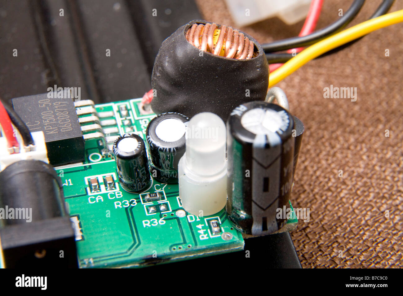 Scheda elettronica a circuito stampato con chip dei computer, resistori, condensatori e altri componenti. Foto Stock