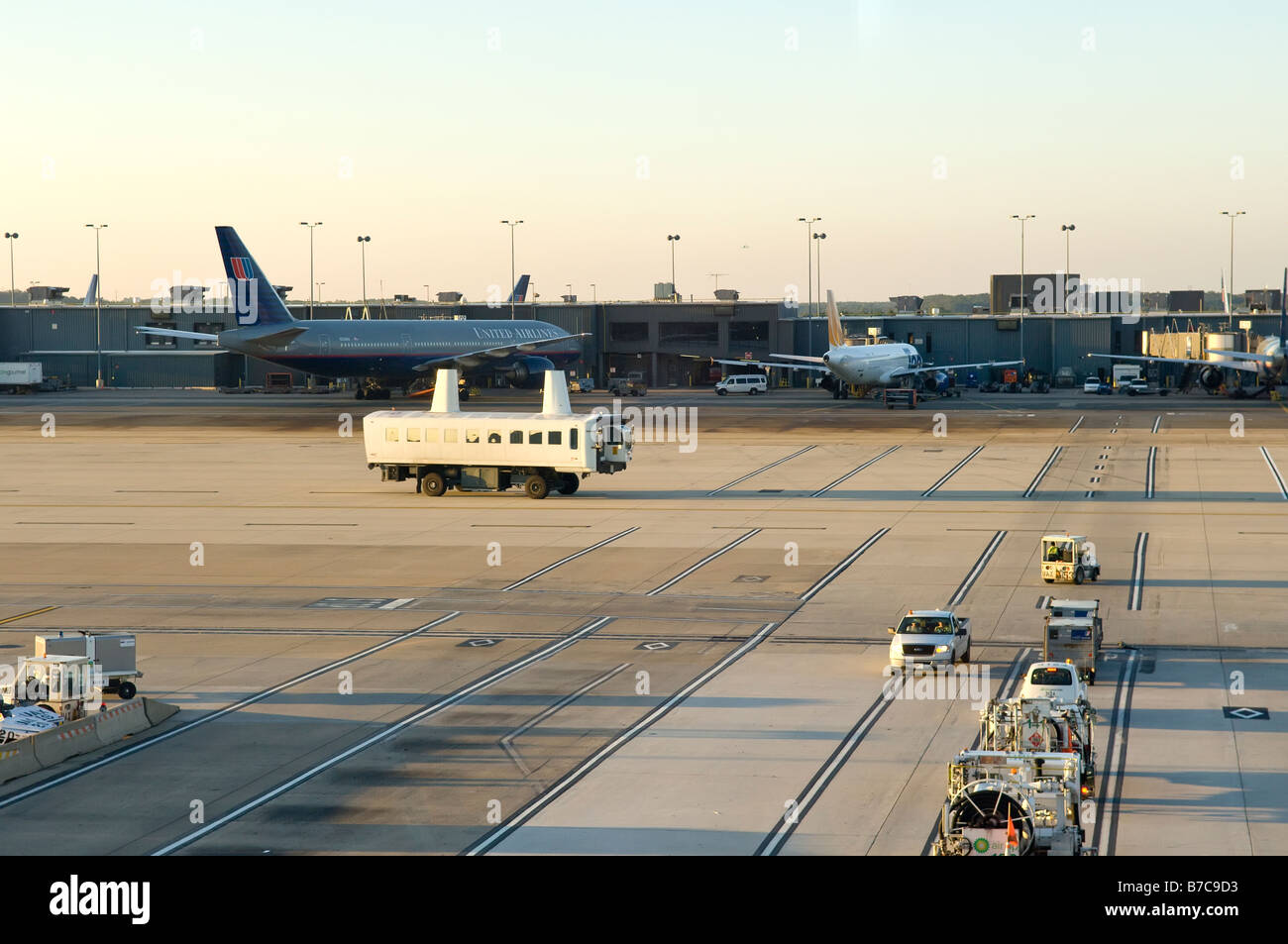 Bus navetta tra i terminali e altri tipi di traffico a Dulles International Foto Stock