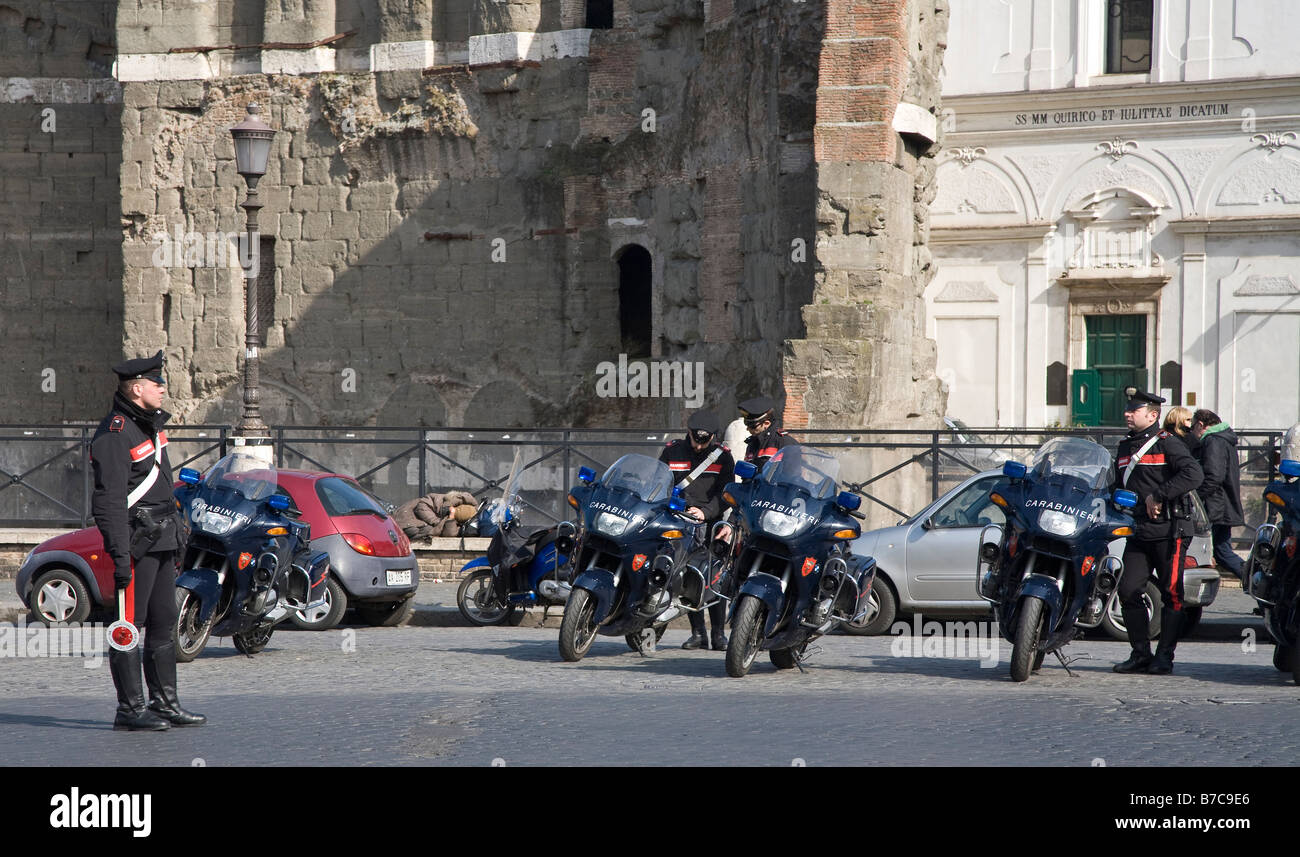 Carabinieri Polizia stradale con moto Roma Foto Stock