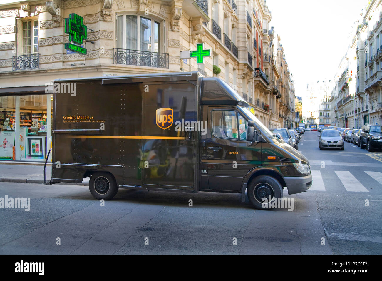 Consegna UPS carrello su strada di Parigi Francia un American business operativo in un paese straniero United Parcel Service UPS Foto Stock