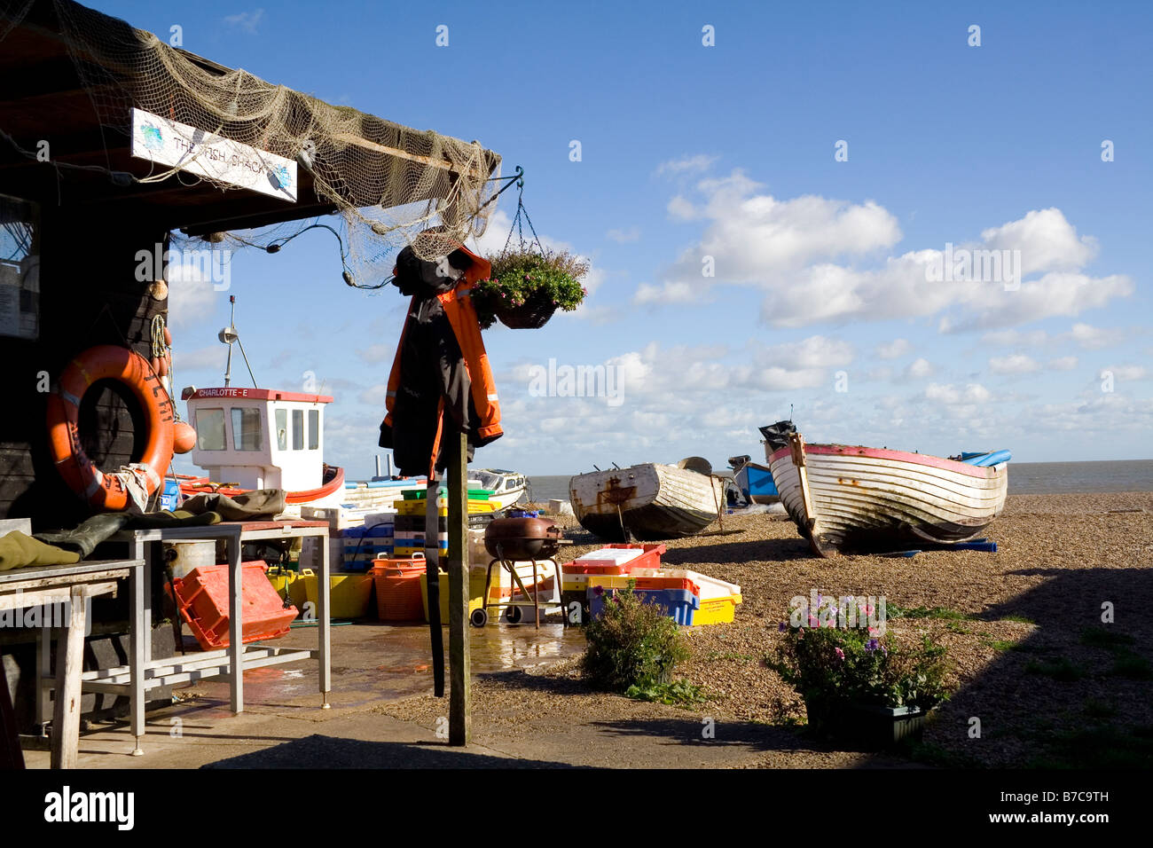 Un capannone di pescatori sulla spiaggia di Aldeburgh Foto Stock