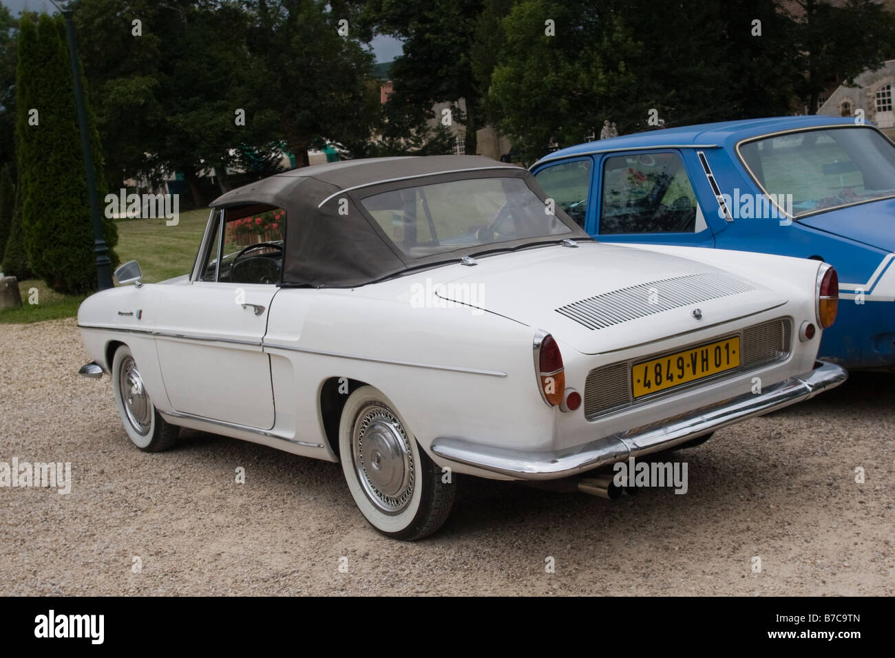 Musee Château de Savigny-lès-Beaune, Cote d'Or Francia. Raccolta di Renault auto da rally in mostra. Fiat Abarth Sport cars racing Foto Stock