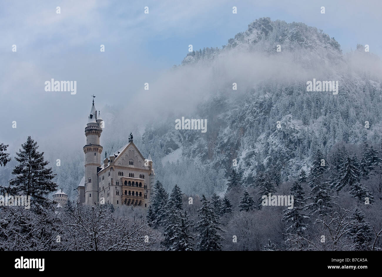 Il Castello di Neuschwanstein sotto la neve Foto Stock