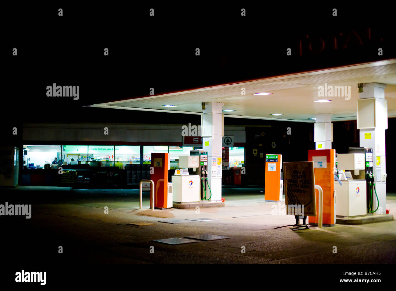Stazione di benzina di notte Foto stock - Alamy