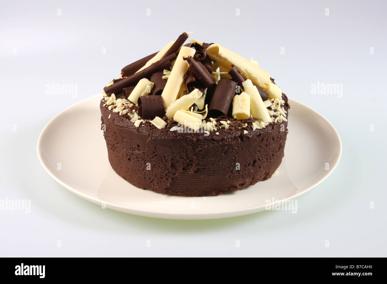 Un intero cioccolato pan di spagna. Foto Stock