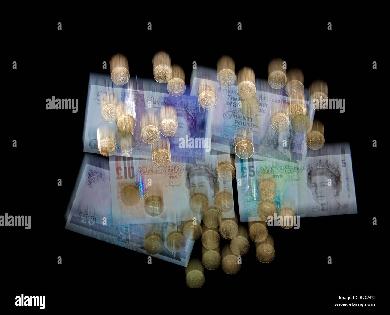 La caduta di offuscata la valuta britannica, di banconote e di monete Pound sterling per illustrare la caduta di cancelletto Foto Stock