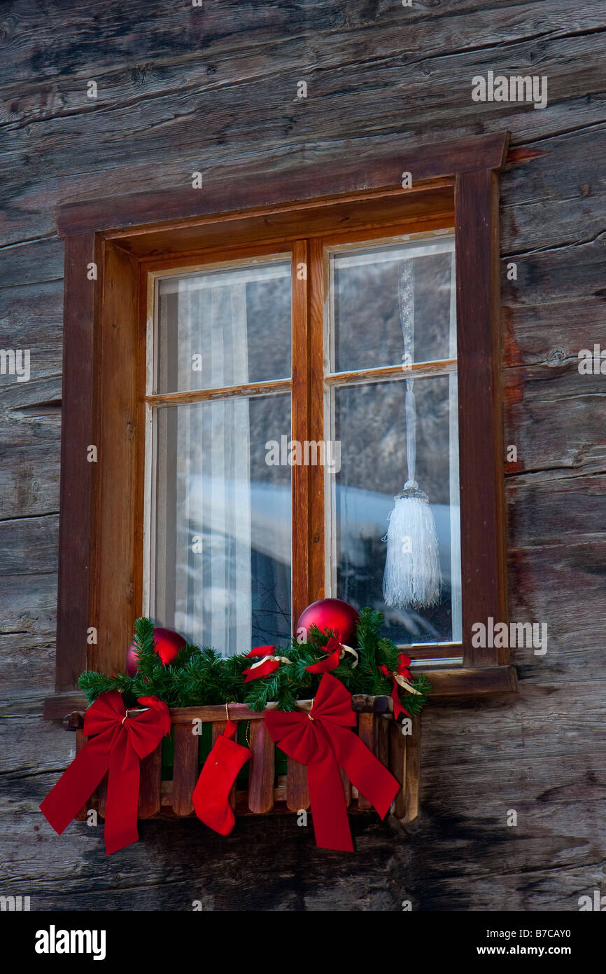 Le decorazioni di Natale sulla finestra chalet in Zermatt svizzera Foto Stock