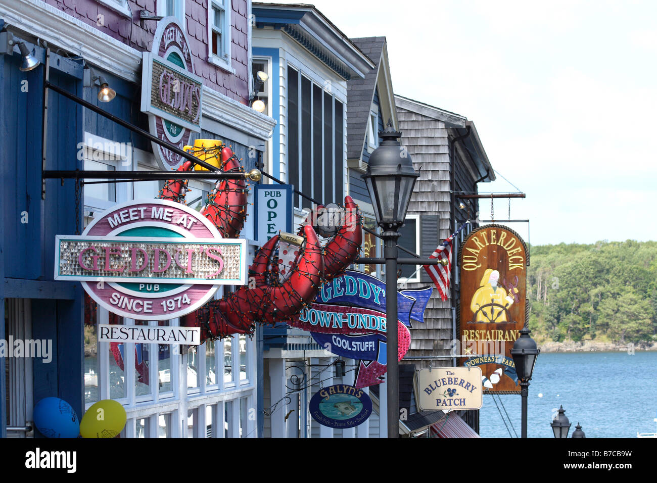 Città di Bar Harbor nel Maine, Stati Uniti d'America mostrando insegne lungo il suo Harbour Front Street. Foto Stock