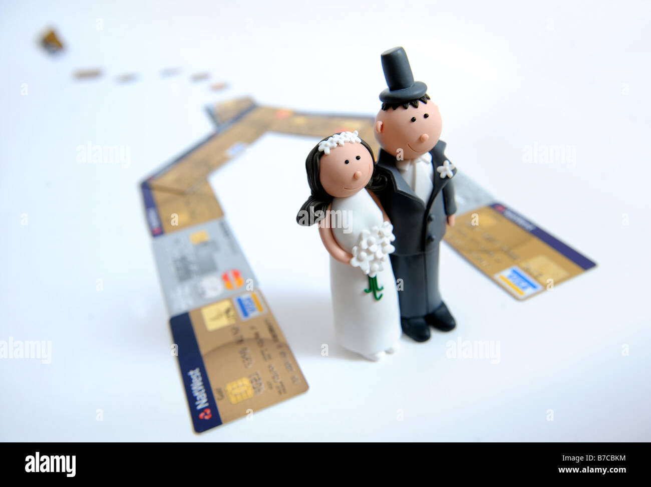 Fumetto sposa e lo sposo figure per decorare una torta di nozze nella foto come se VIVERE IN UNA CARTA DI CREDITO HOUSE Foto Stock