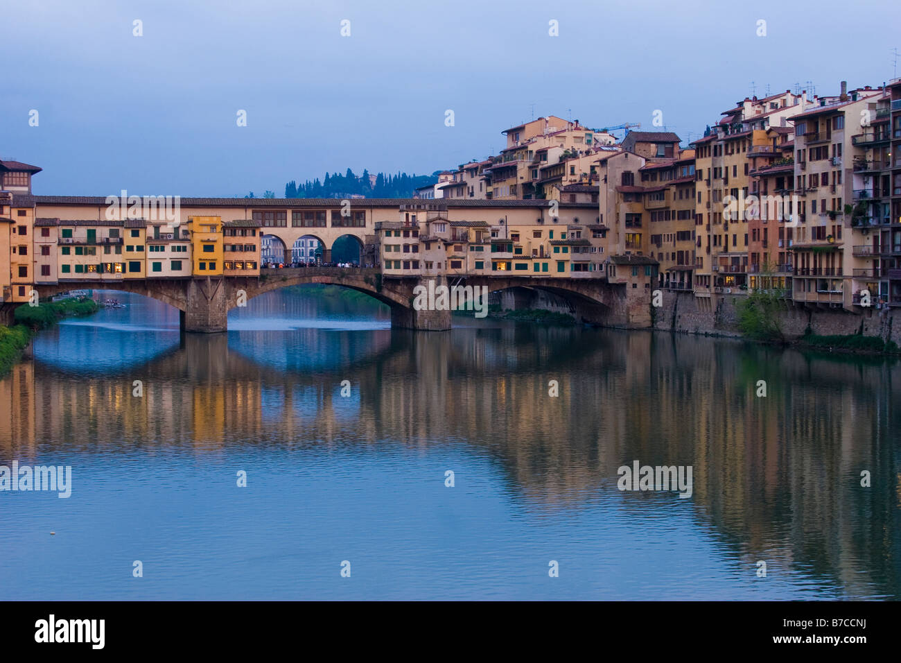 Ponte Vecchio attraversando il fiume Arno al crepuscolo in Firenze Italia Foto Stock