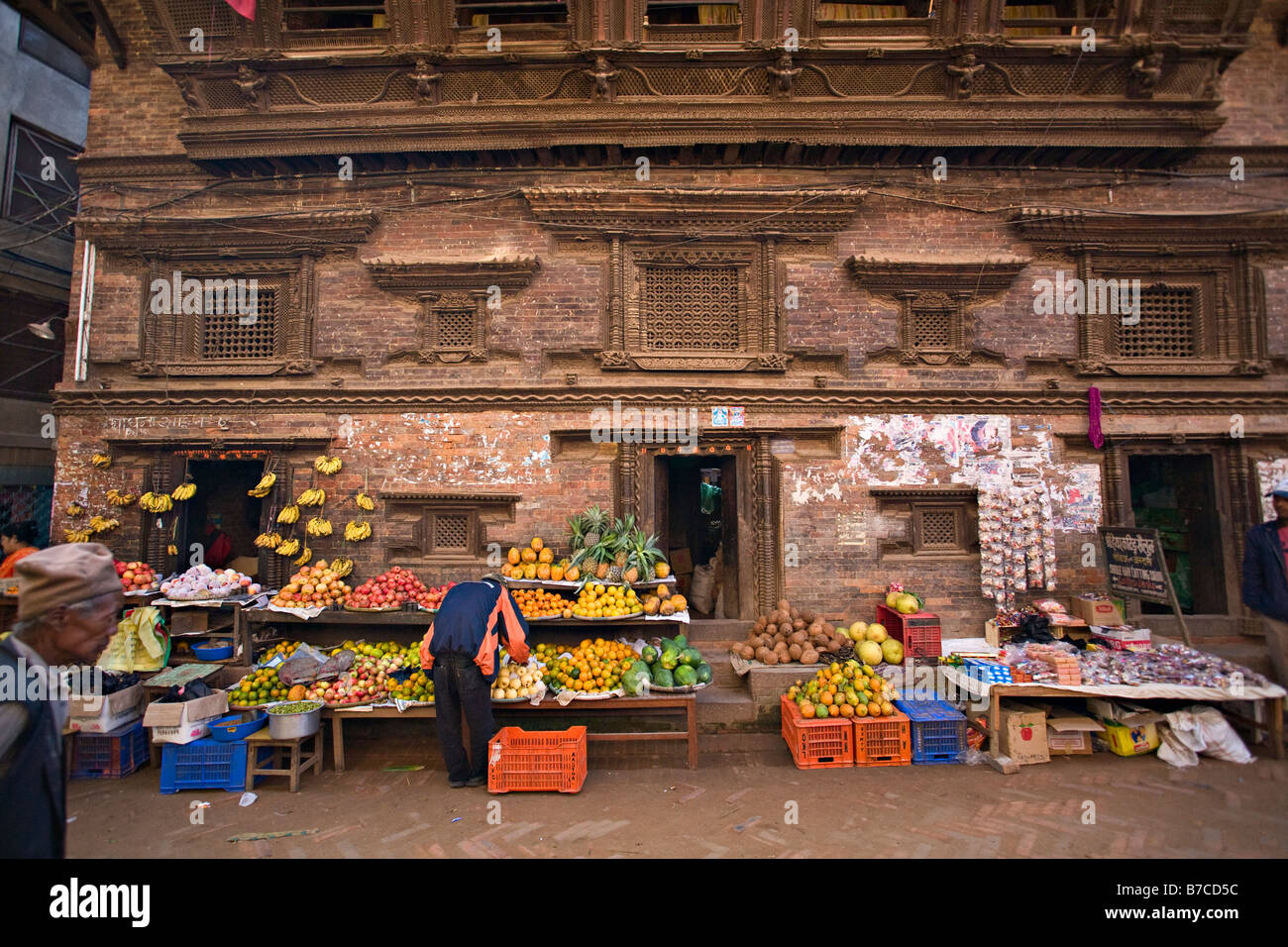 Pressione di stallo di frutta in Bhaktapur, Nepal, Asia Foto Stock