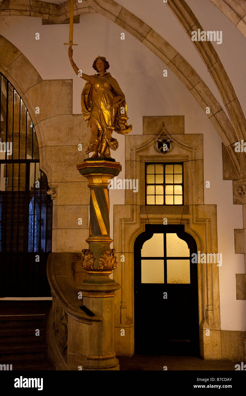 Monaco di Baviera Rathaus architettura gotica e la statua Foto Stock