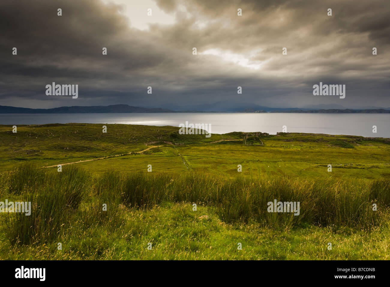 Una serata vista attraverso il suono interno verso Raasay e Rona, dal vicino Lonbain, Wester Ross, Highland, Scozia Foto Stock
