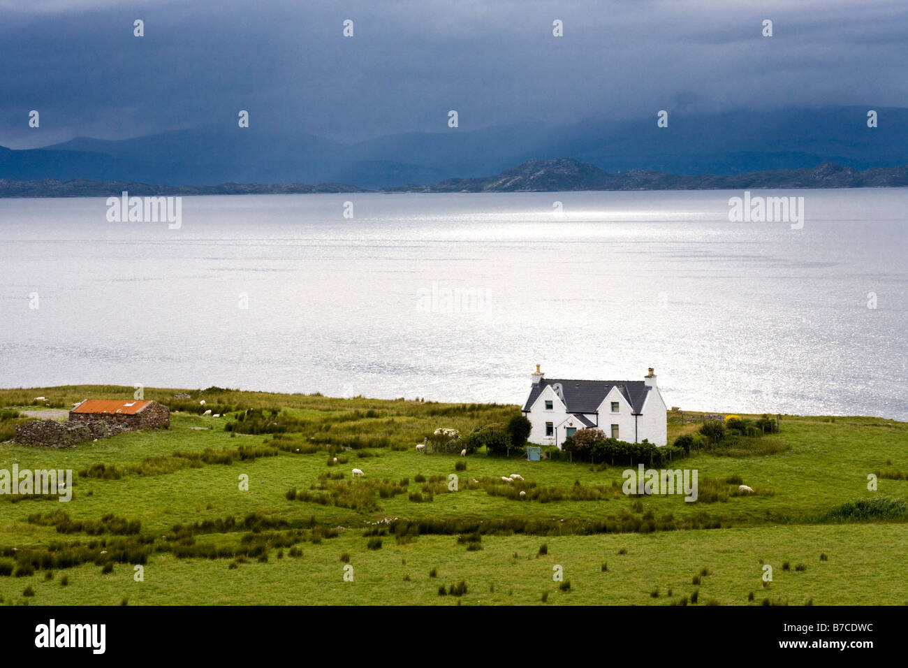 Un cottage sulle rive del suono interno alla ricerca di fronte a Rona, vicino Lonbain, Wester Ross, Highland, Scozia Foto Stock