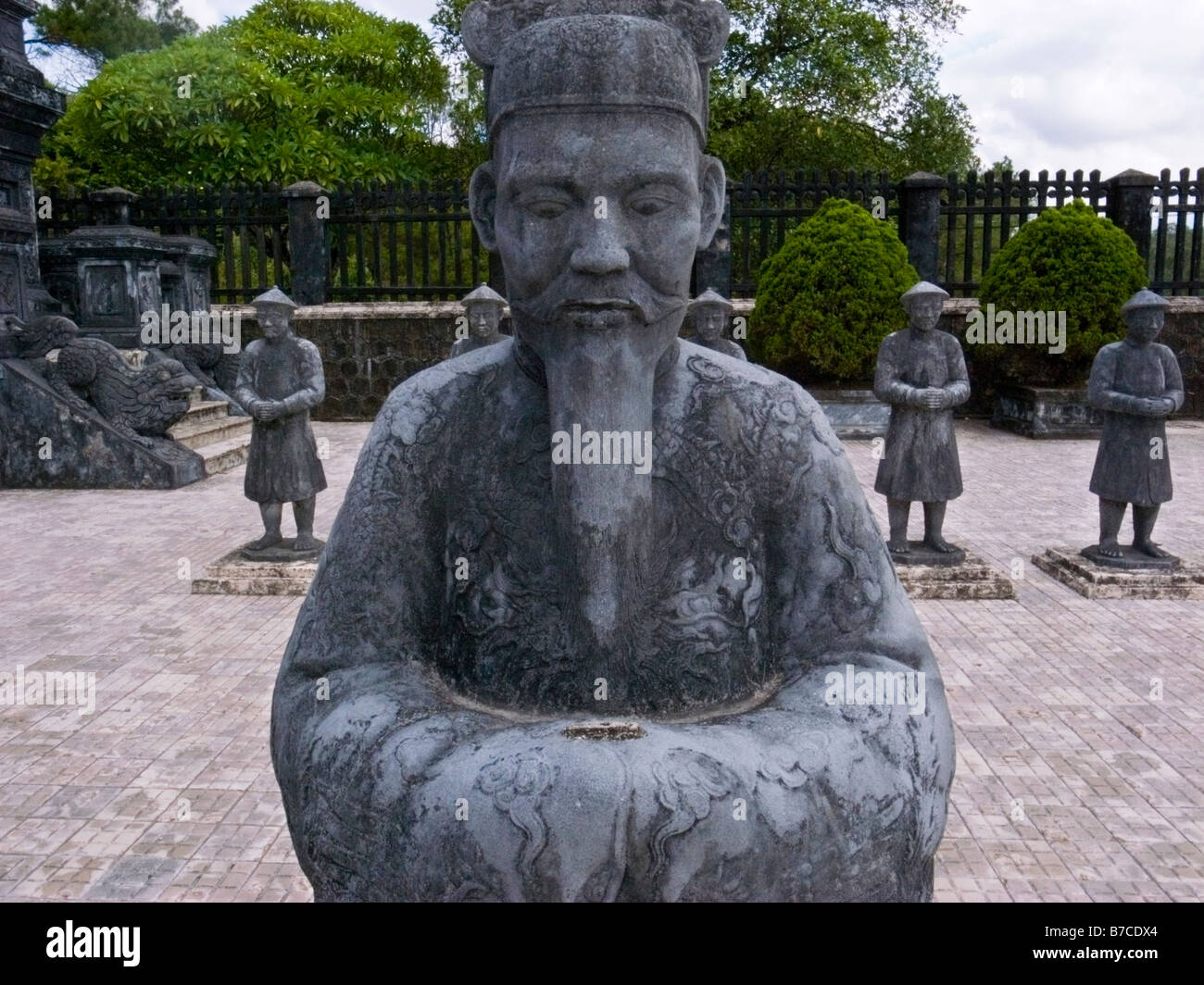 Stone figura alla tomba di Khai Dinh ultimo imperatore della dinastia Nguyen, vicino a tonalità, Vietnam Foto Stock