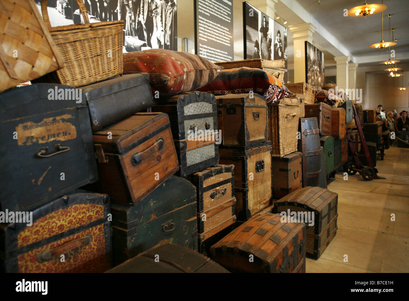 Visualizzazione delle valigie, Ellis Island immigrazione Museum di New York City, Stati Uniti d'America Foto Stock