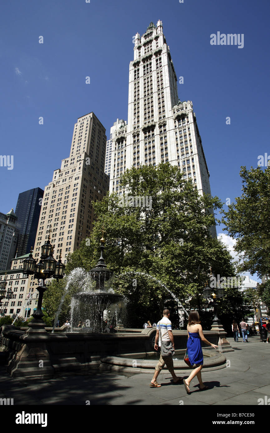 Woolworth Building & City Hall Park di New York City, Stati Uniti d'America Foto Stock