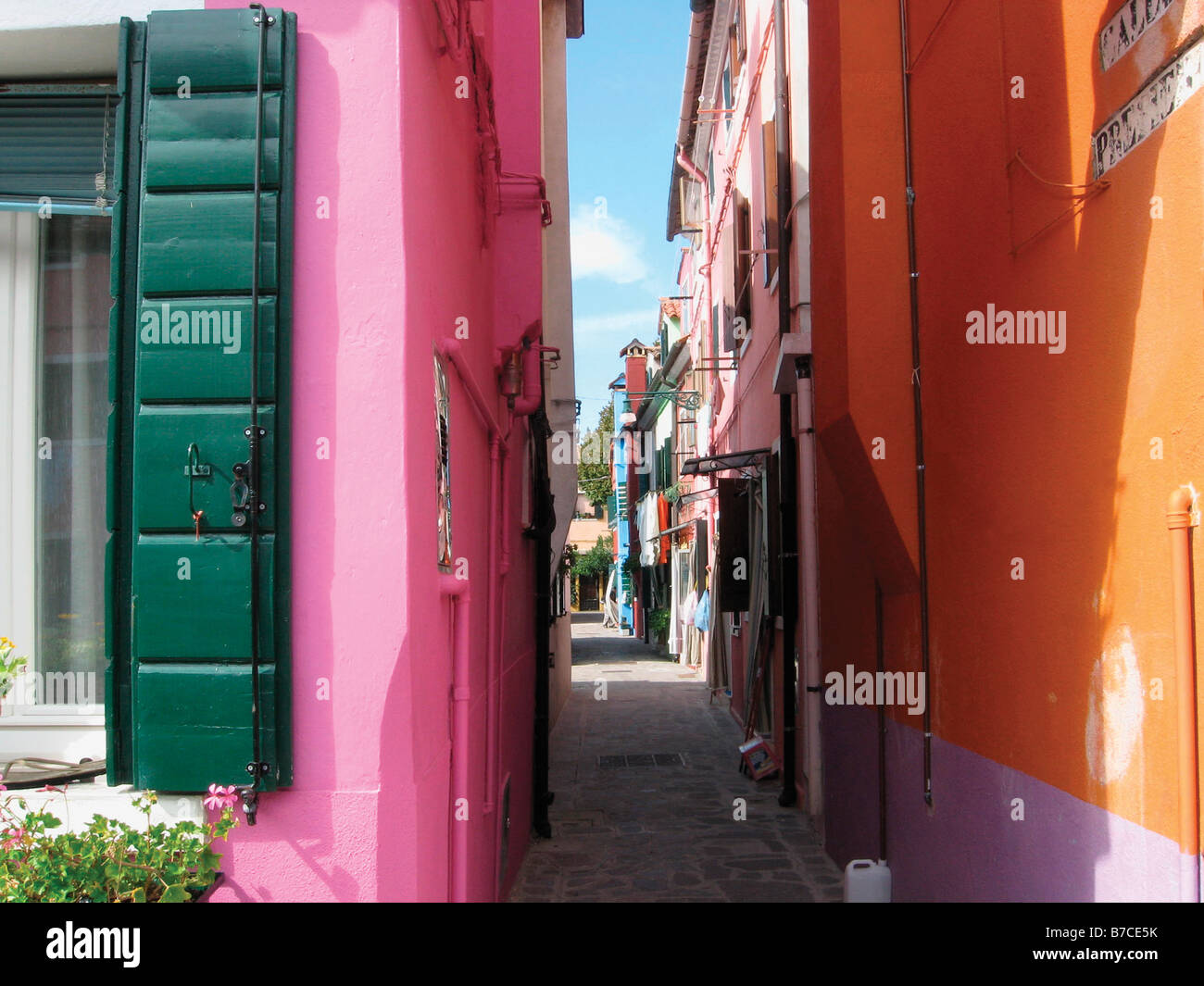 Burano case colorate e strette viuzze sono un contrasto stridente con il vicino di architettura di Venezia Foto Stock