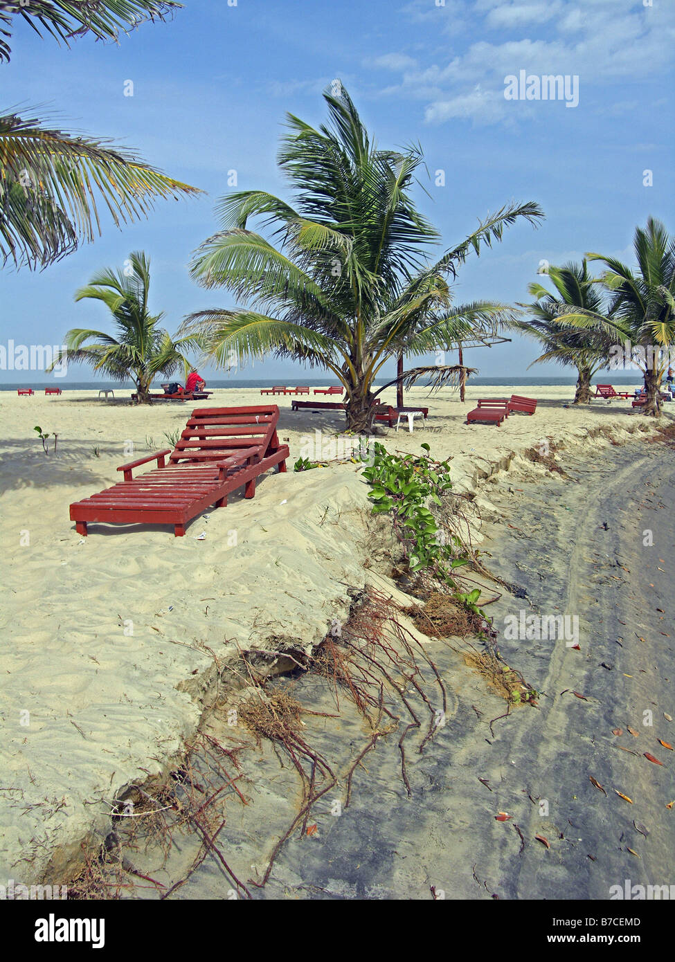 I lettini sulla spiaggia in Gambia, in Africa occidentale. Foto Stock