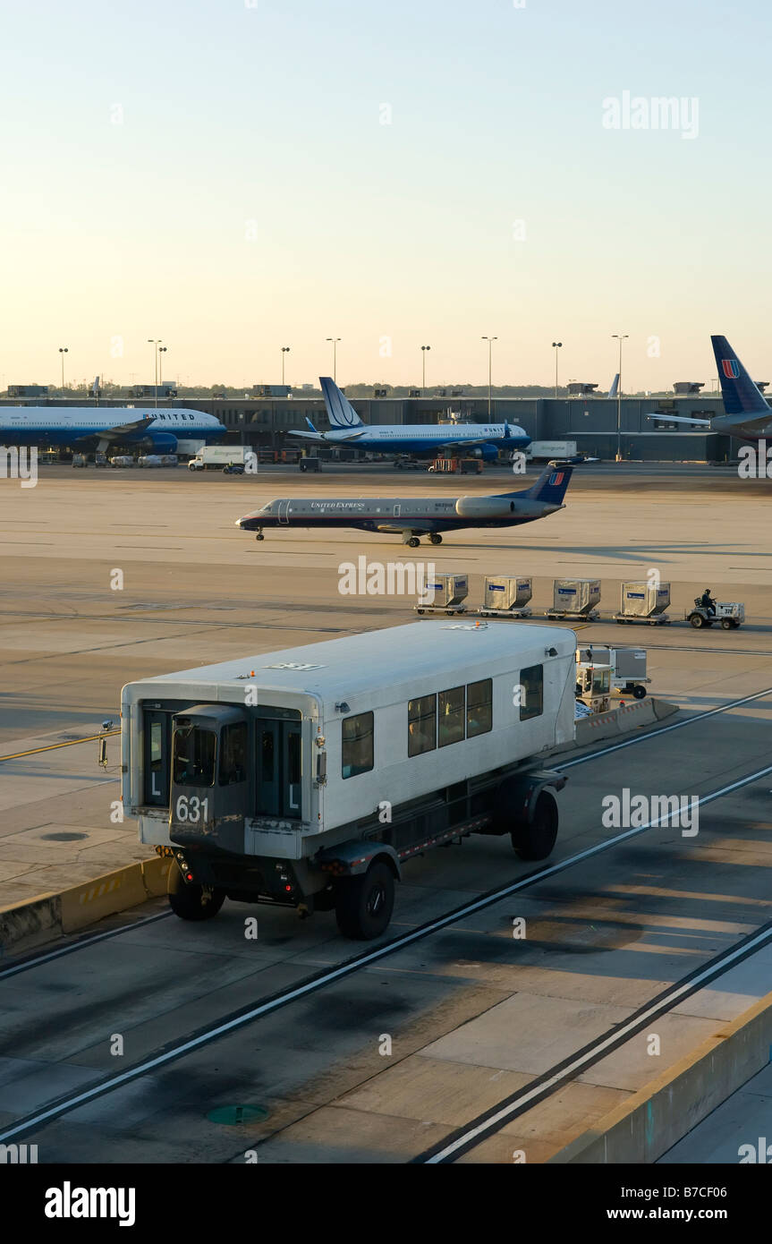Bus navetta tra i morsetti all'Aeroporto Internazionale di Dulles. Foto Stock
