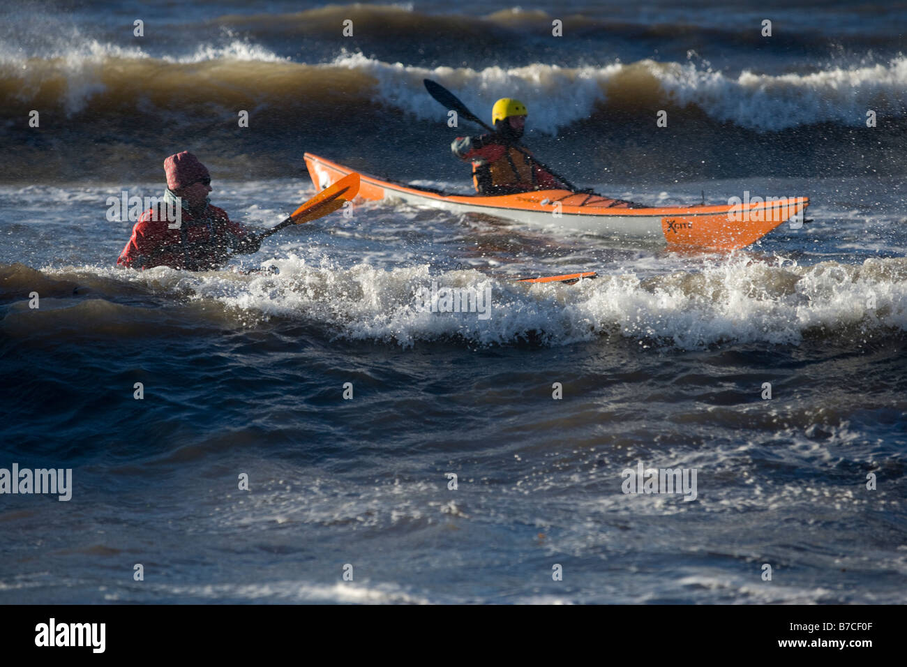 Kayakers in onde Foto Stock