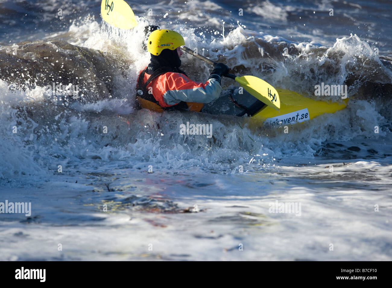 kayak in onde Foto Stock
