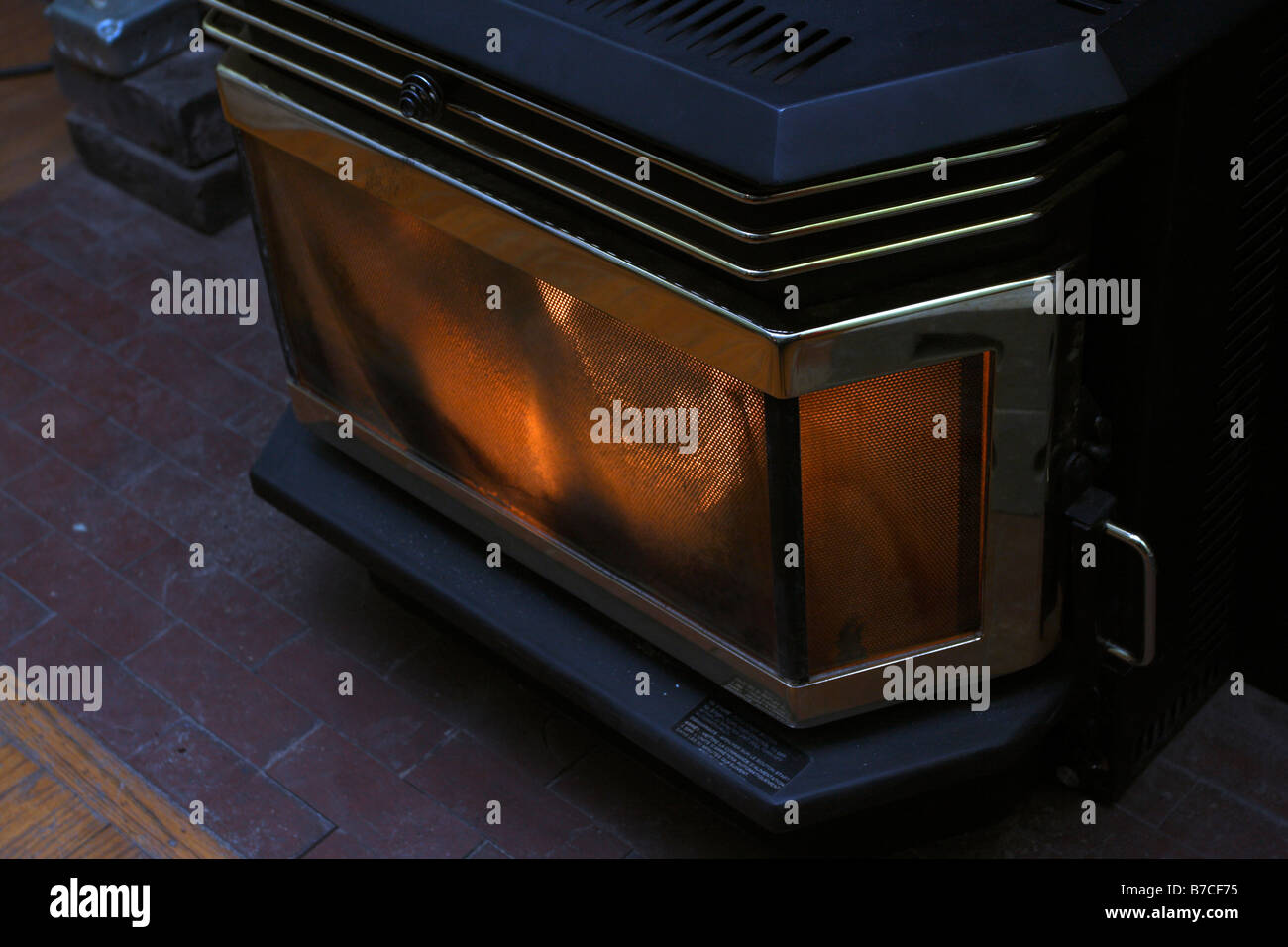 Funzionamento stufa a pellet forno a mattoni rossi tino Foto Stock