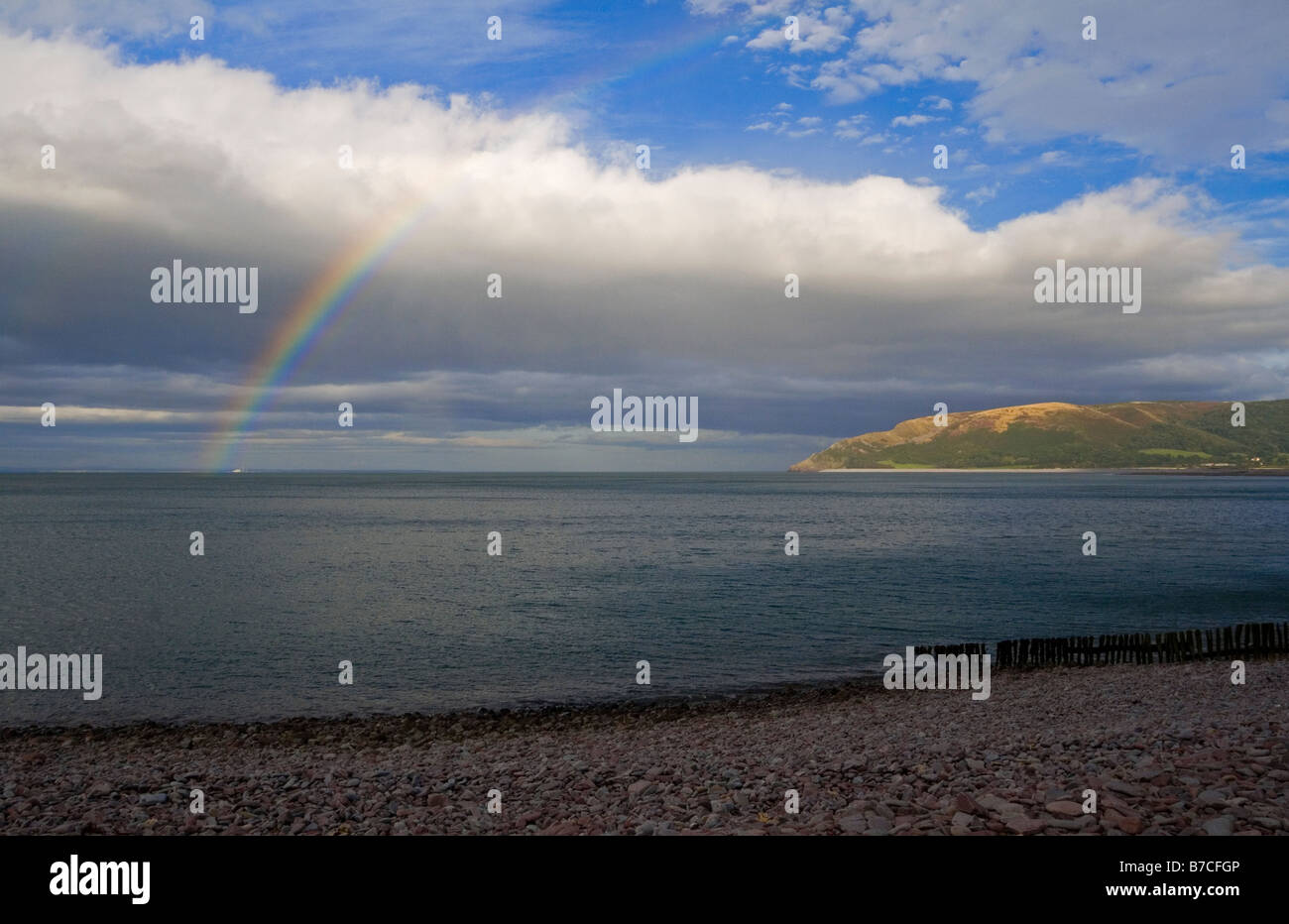 Rainbow e cielo tempestoso sulla spiaggia di Porlock Weir vicino a Minehead nel Parco Nazionale di Exmoor North Somerset England Regno Unito Foto Stock