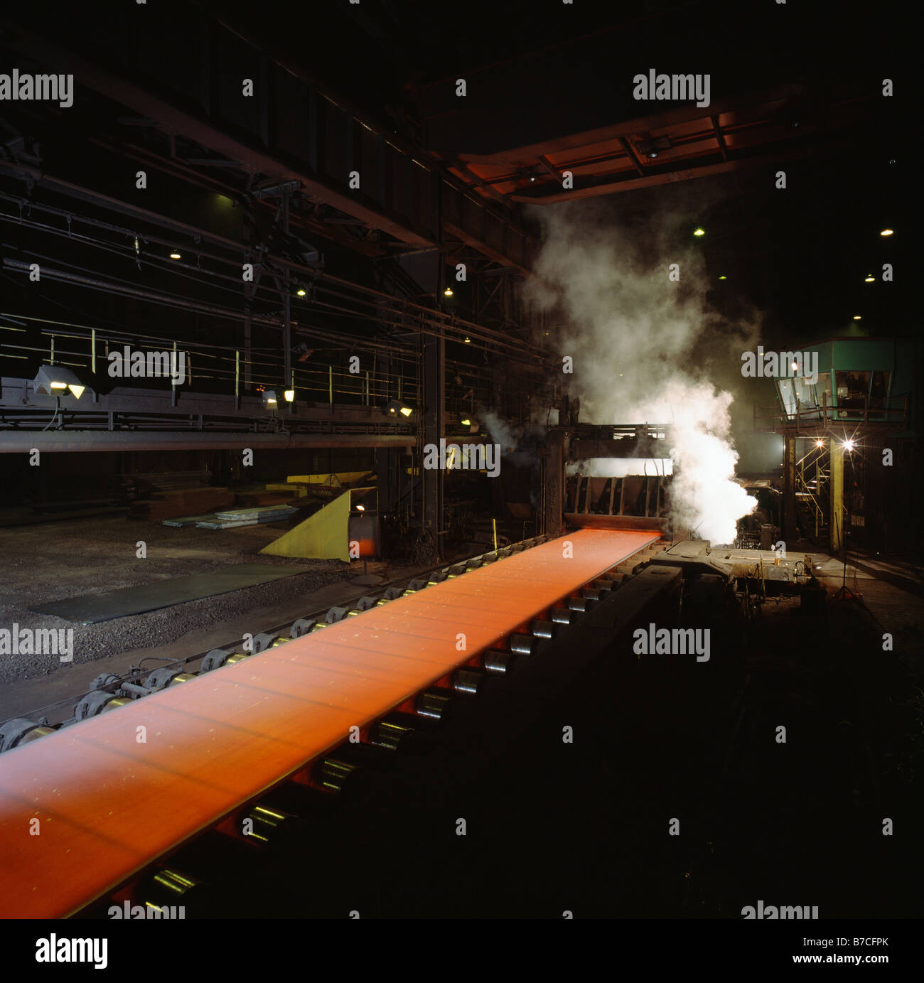 Fuso piastra calda essendo in acciaio laminato in una Pennsylvania mulino di acciaio, STATI UNITI D'AMERICA Foto Stock Fuso piastra calda essendo in acciaio laminato in una Pennsylvania mulino di acciaio, STATI UNITI D'AMERICA Foto Stock