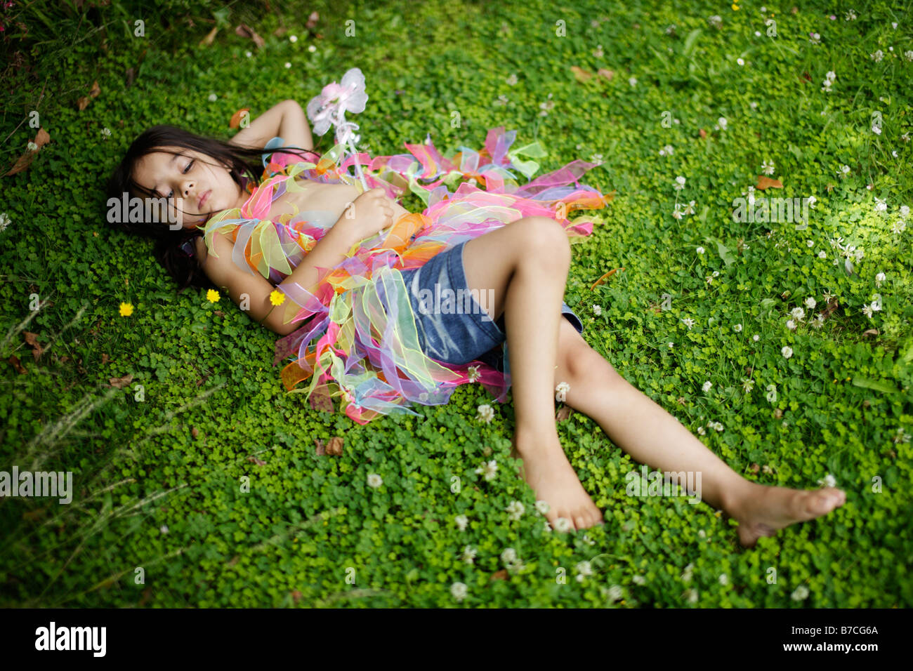 Bambina di cinque anni in giardino vestito nel suo gioco Vesti Foto Stock