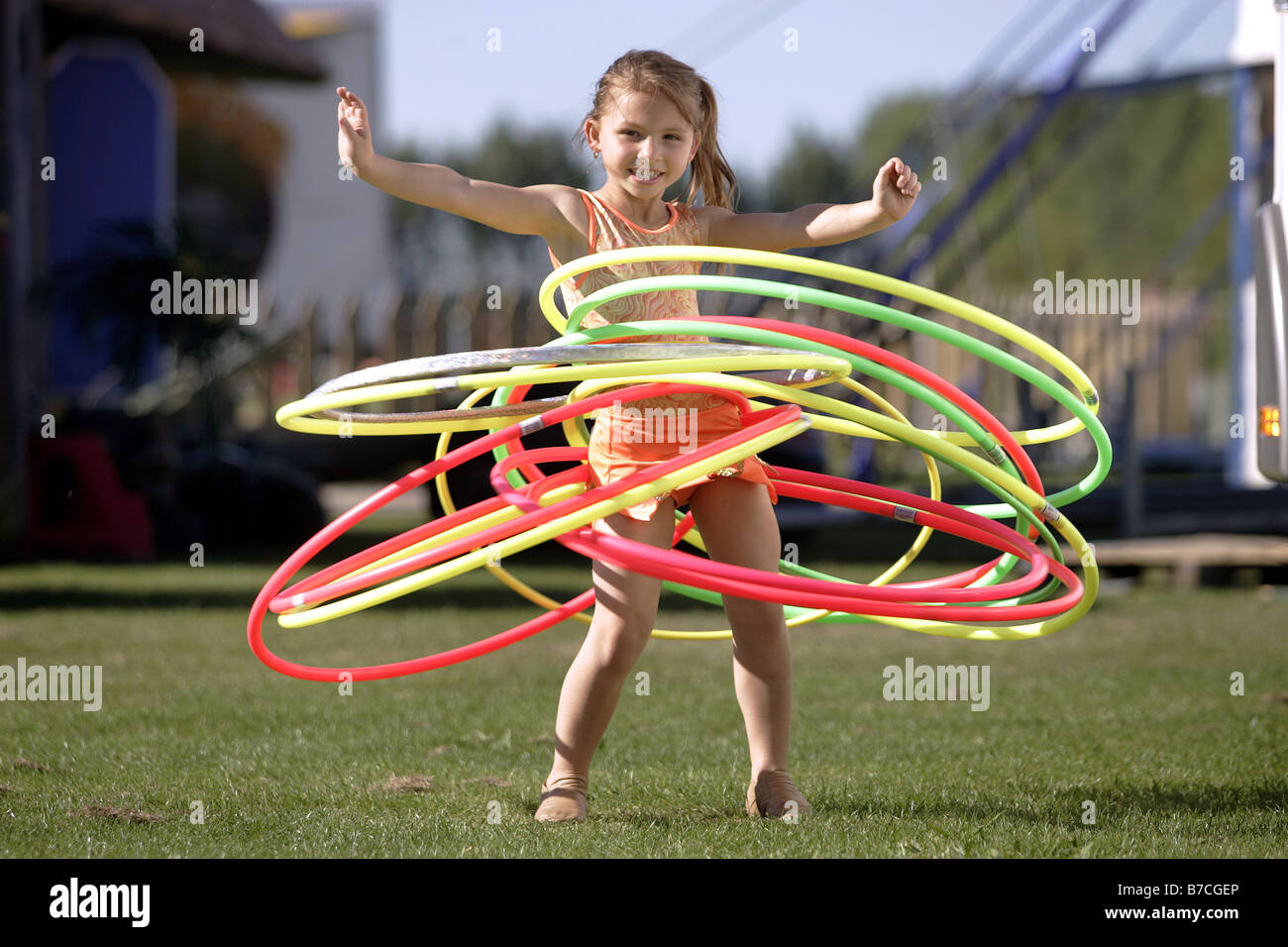 Americus Wilson, 6 anno vecchio hula hoop hulahoop star al suo genitore il circus in Nuova Zelanda Foto Stock