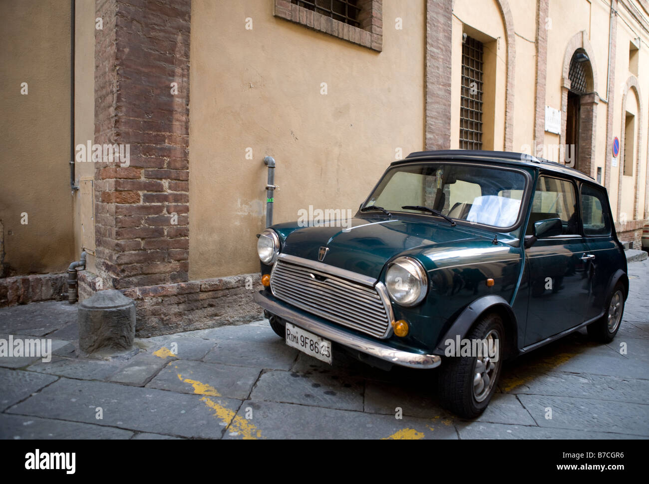 Il vecchio green Austin Mini Cooper su strada a Siena Italia Foto Stock