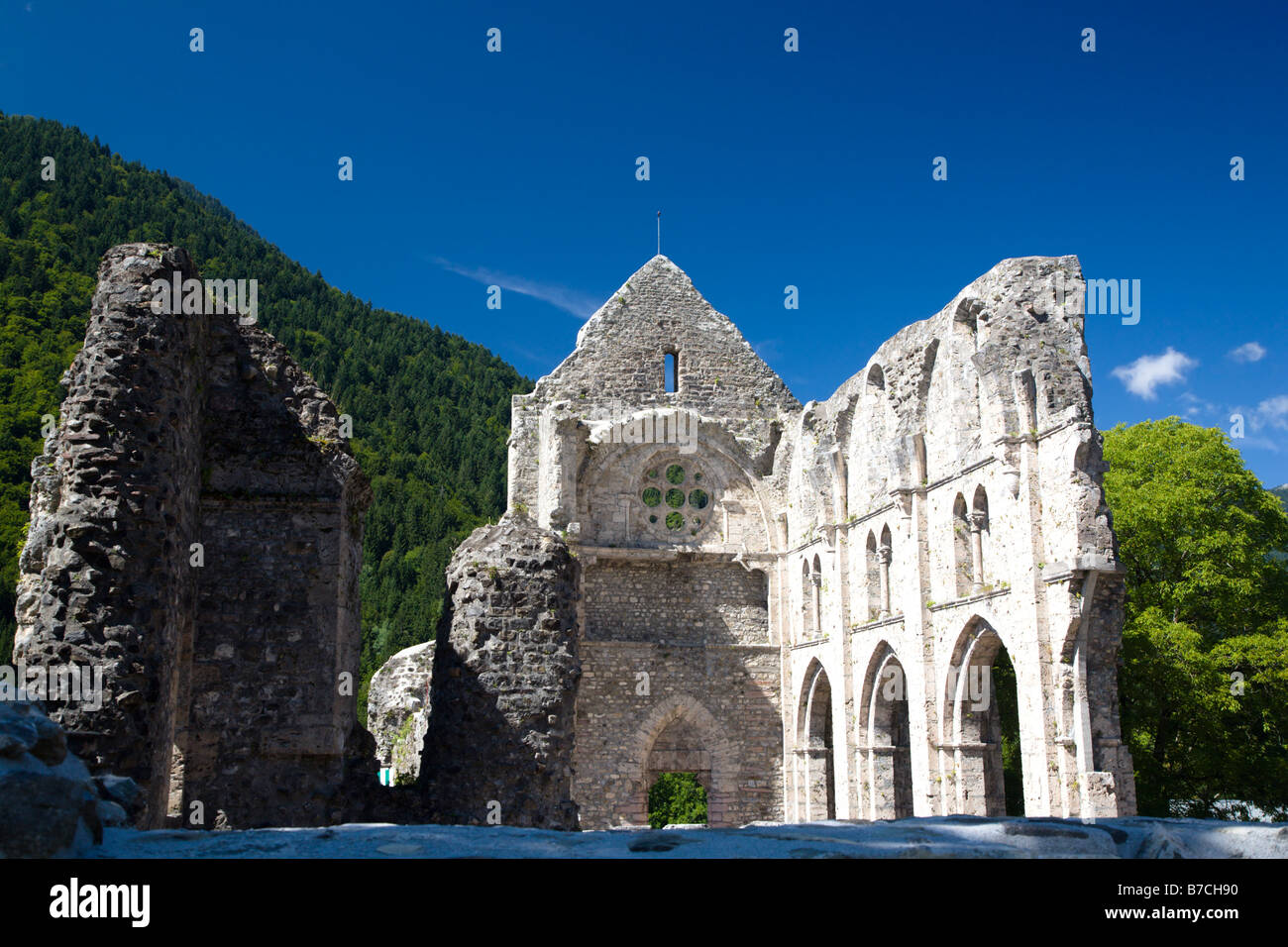 L Abbaye d Aulps le rovine della vecchia Abbazia di St Jean d Aulps Foto Stock