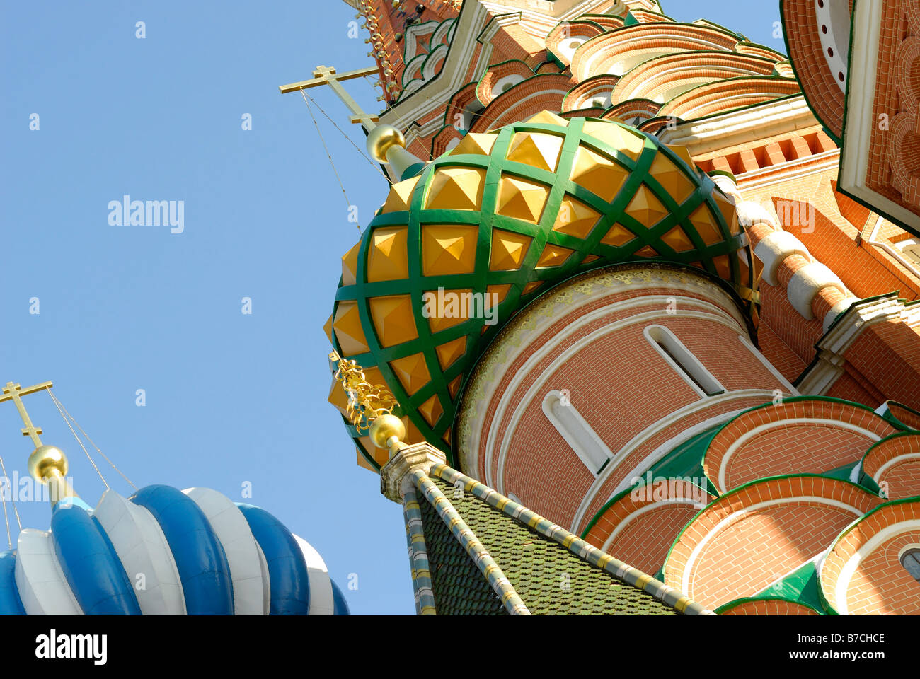 Angolo inferiore vista sulle cupole della famosa Chiesa Ortodossa di Mosca San Basilio Mosca Russia Foto Stock