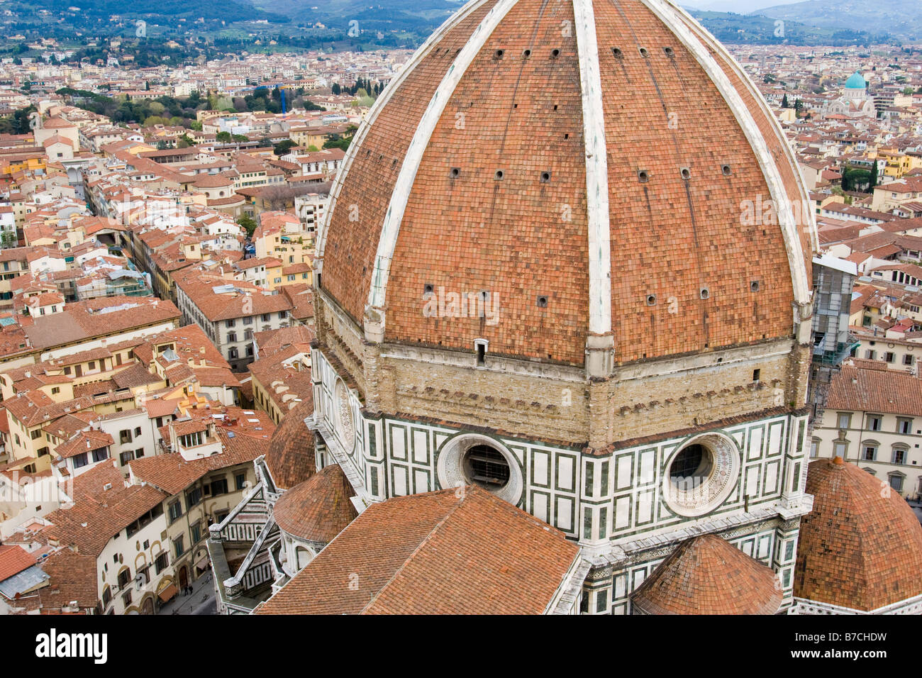 Vista aerea di Firenze con la cupola della cattedrale di Santa Maria del Fiore circondati da arancione sui tetti di piastrelle Foto Stock