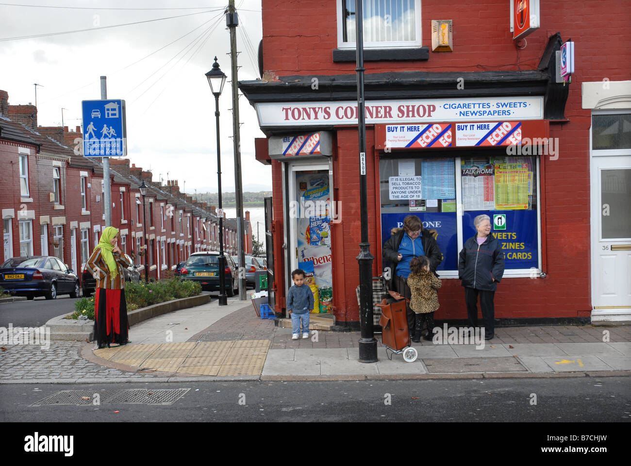Fotografo Howard Barlow CORNER SHOP in Dingle LIVERPOOL Foto Stock