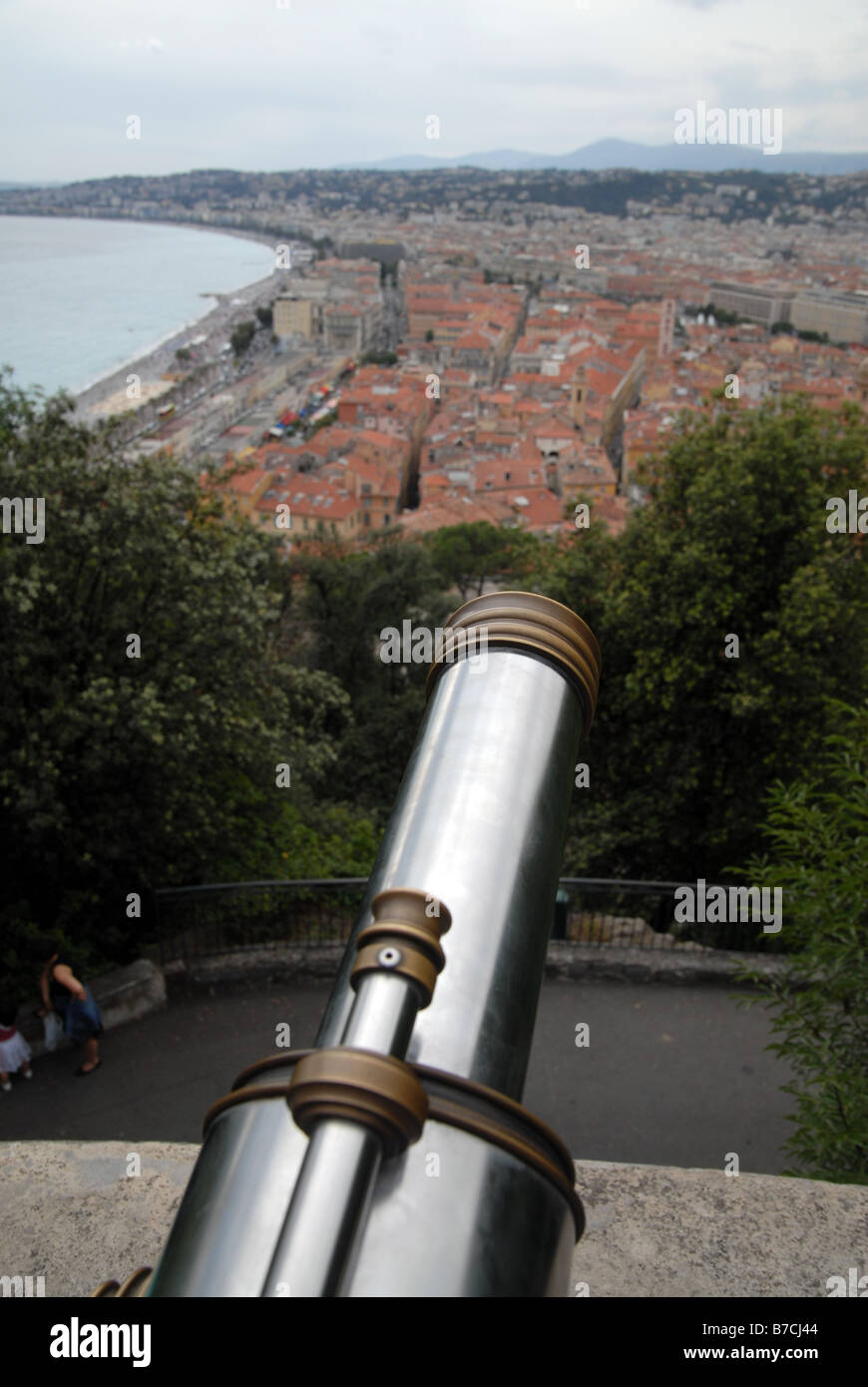 Una vista sopra la città vecchia di Nizza, Francia. Telescopio in primo piano Foto Stock