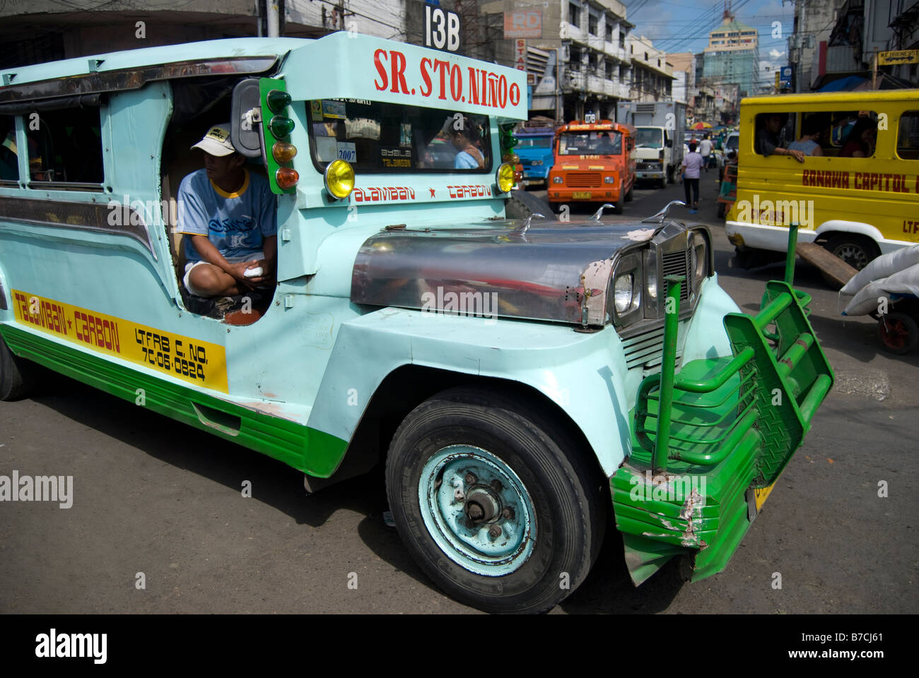 Coloratissimo Jeepney taxi, mercato del carbonio, centro di Cebu City Cebu, Visayas, Filippine Foto Stock