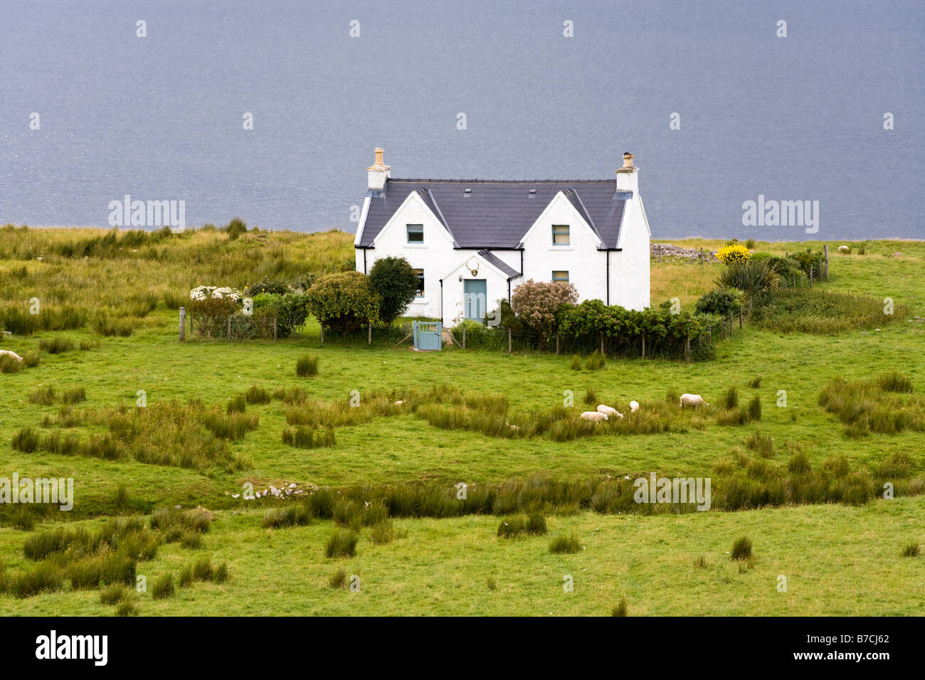 Un cottage sulle rive del suono interno vicino Lonbain, a nord di Applecross, Wester Ross, Highland, Scozia Foto Stock