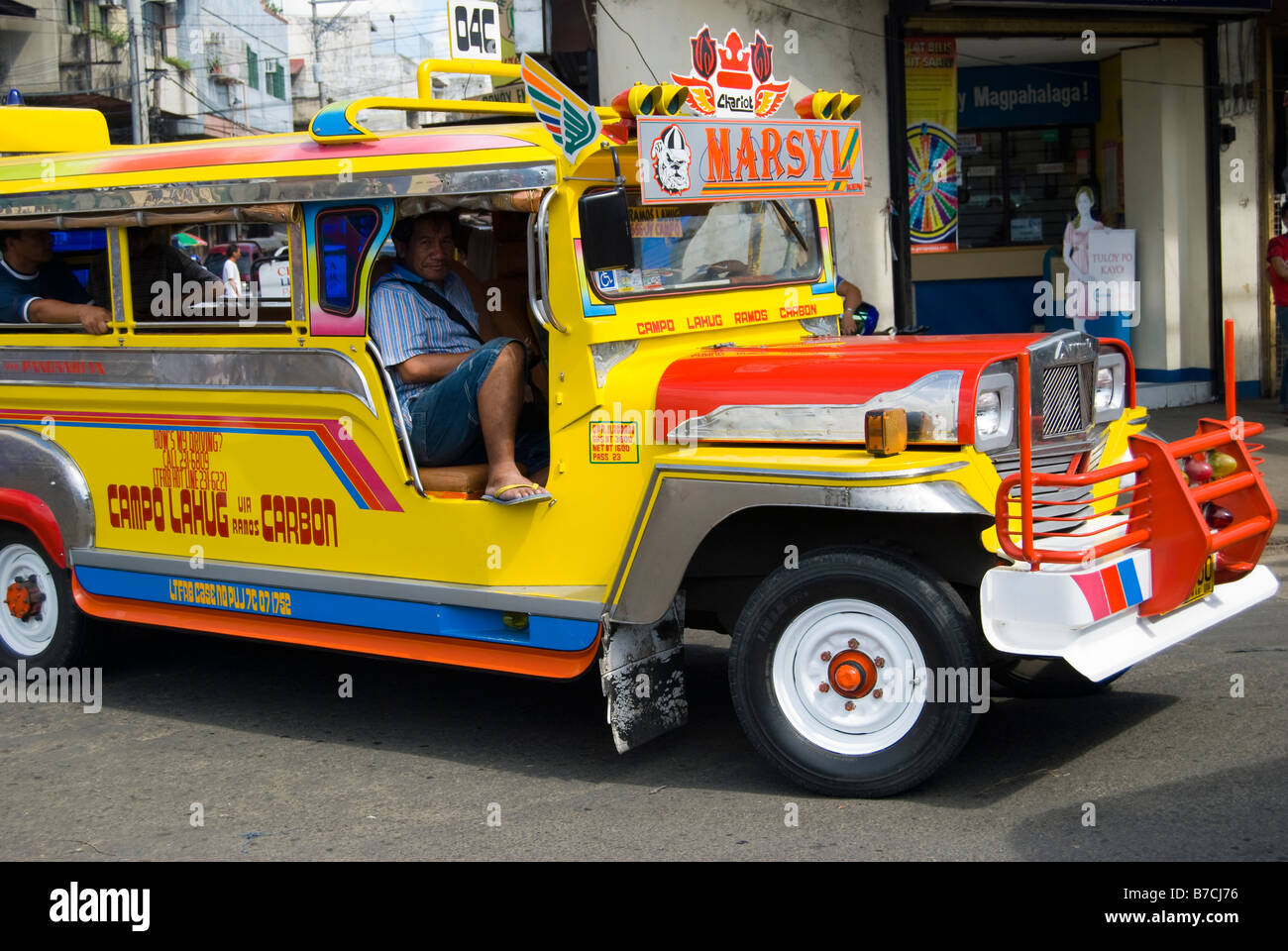 Coloratissimo Jeepney taxi, mercato del carbonio, centro di Cebu City Cebu, Visayas, Filippine Foto Stock