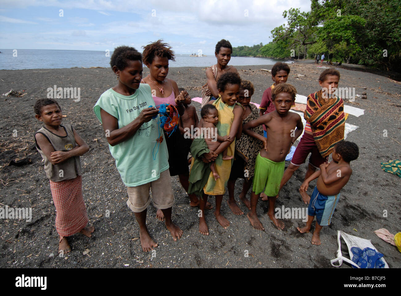 La gente sulla spiaggia di Isola Karkar Foto Stock