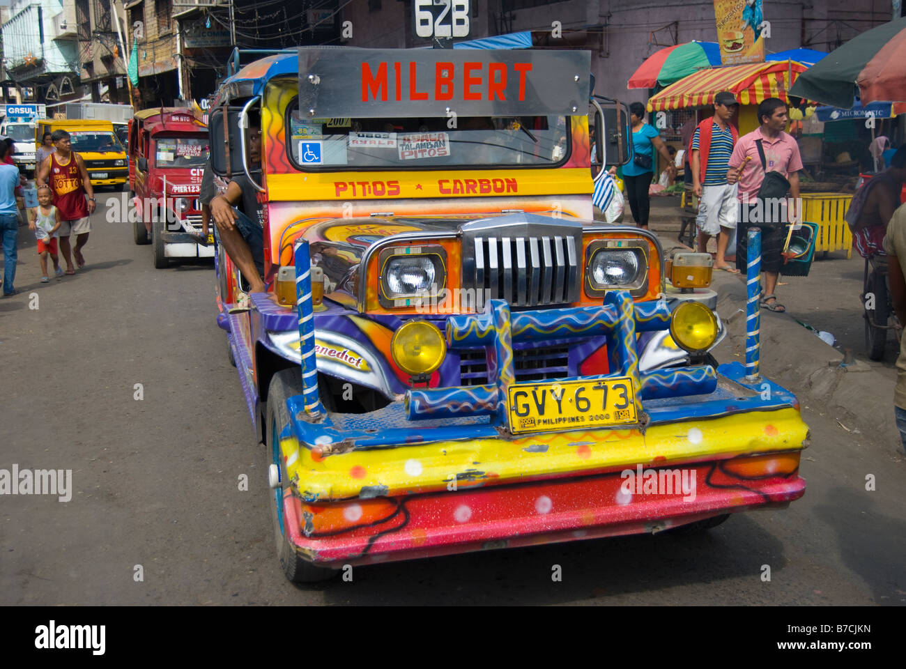 Coloratissimo Jeepney taxi, mercato del carbonio, centro di Cebu City Cebu, Visayas, Filippine Foto Stock