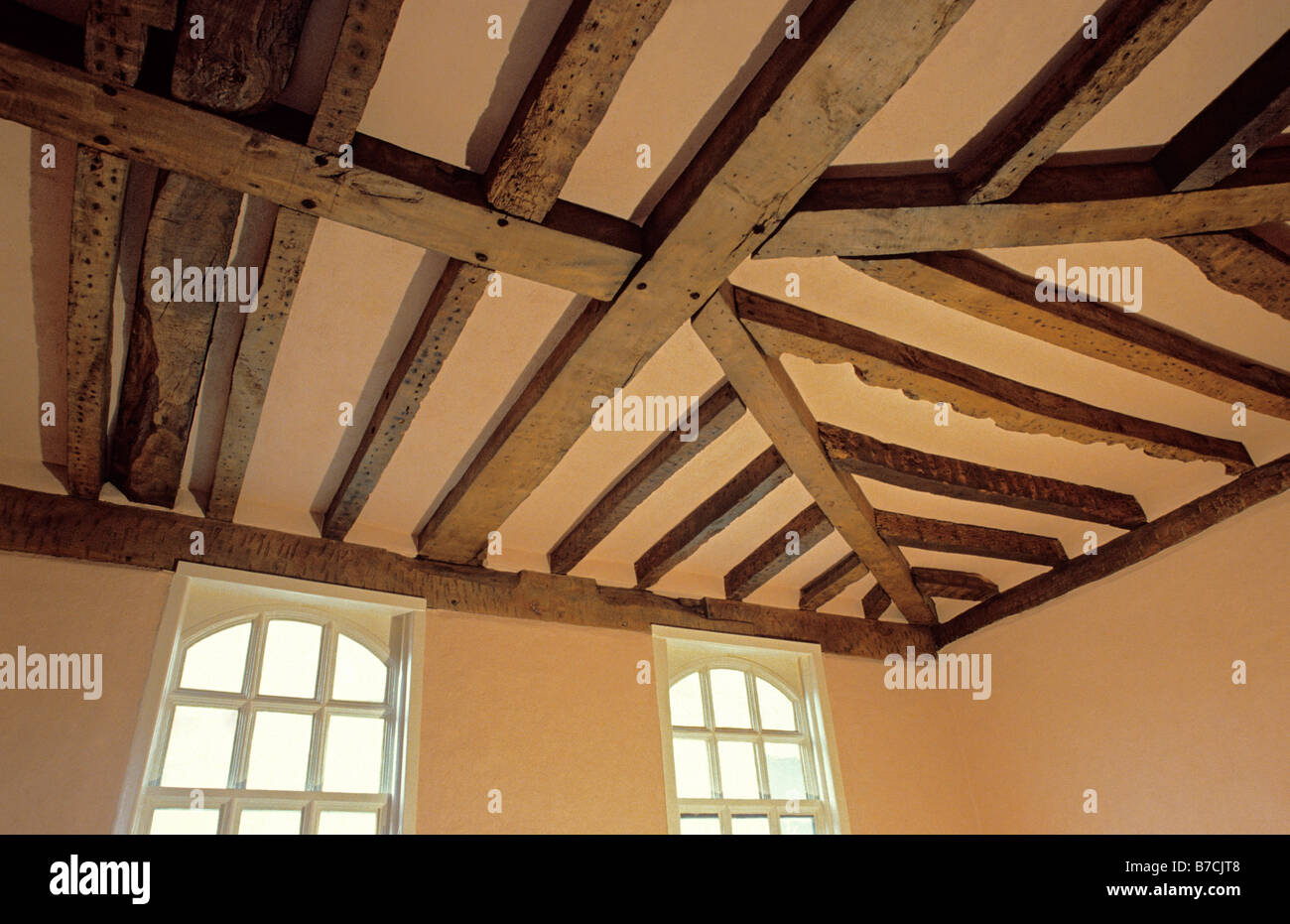 Il lato inferiore del soffitto a travi di vecchia casa con mansarda dopo rivestimento e finitura. Foto Stock