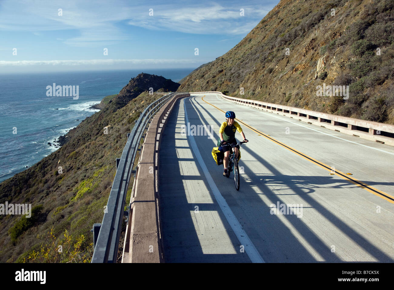 Ciclista viaggia sull'autostrada Rt. 1 tra San Simeon & Gorda, CALIFORNIA, STATI UNITI D'AMERICA Foto Stock