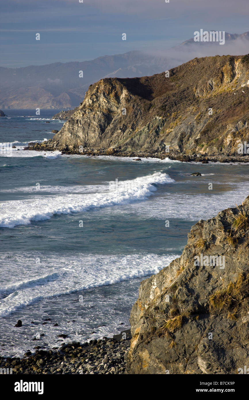 Vista nord dell'Oceano Pacifico costa tra Gorda e Lucia, CALIFORNIA, STATI UNITI D'AMERICA Foto Stock