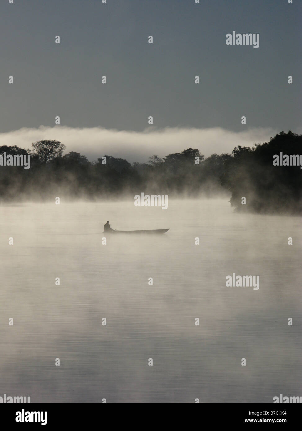 Bemba pescatore in mattina presto pre alba la nebbia in piroga sul fiume Chambeshi Repubblica Democratica del Congo Foto Stock