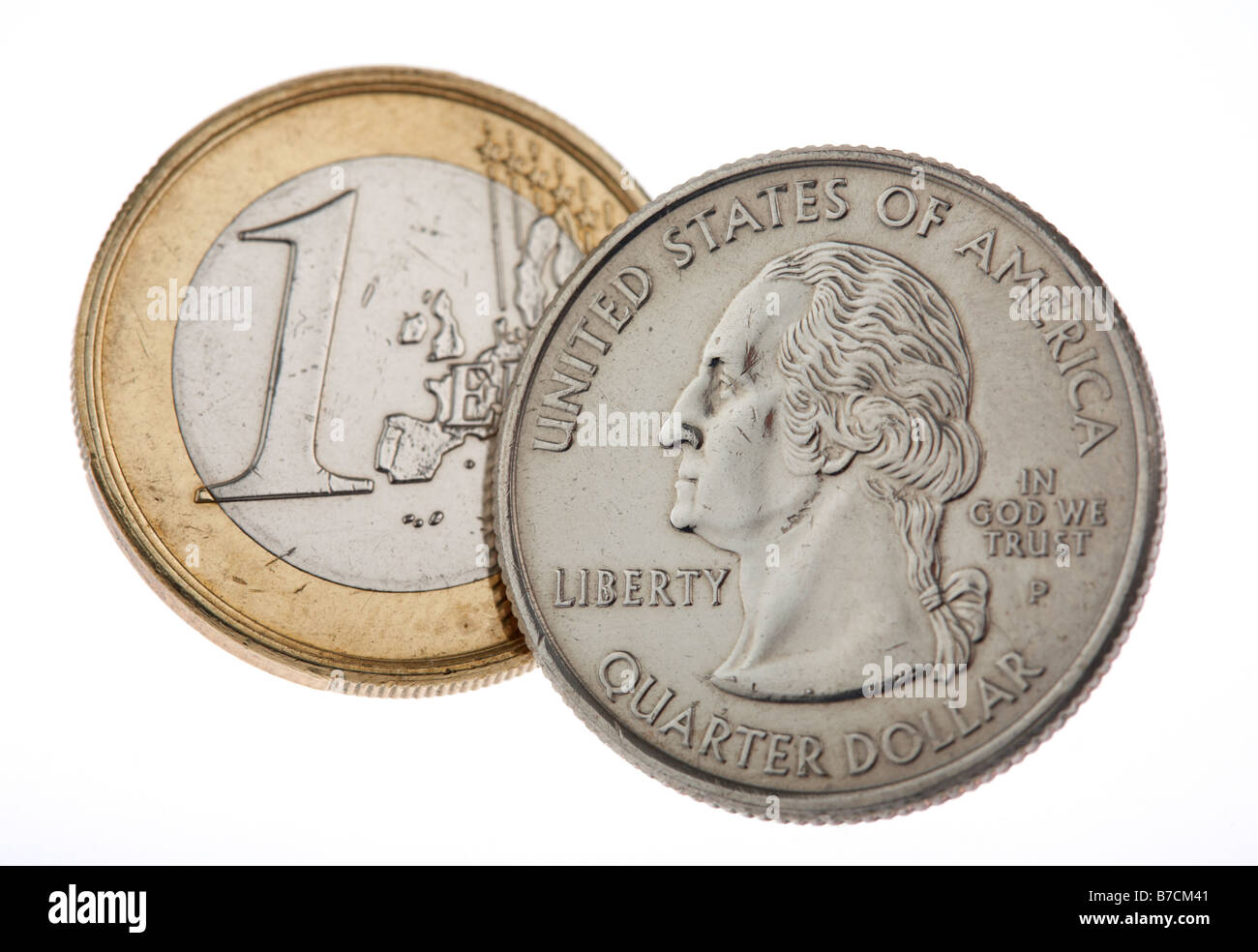 Utilizzate un euro monete e usa un quarto di dollaro moneta su sfondo bianco Foto Stock