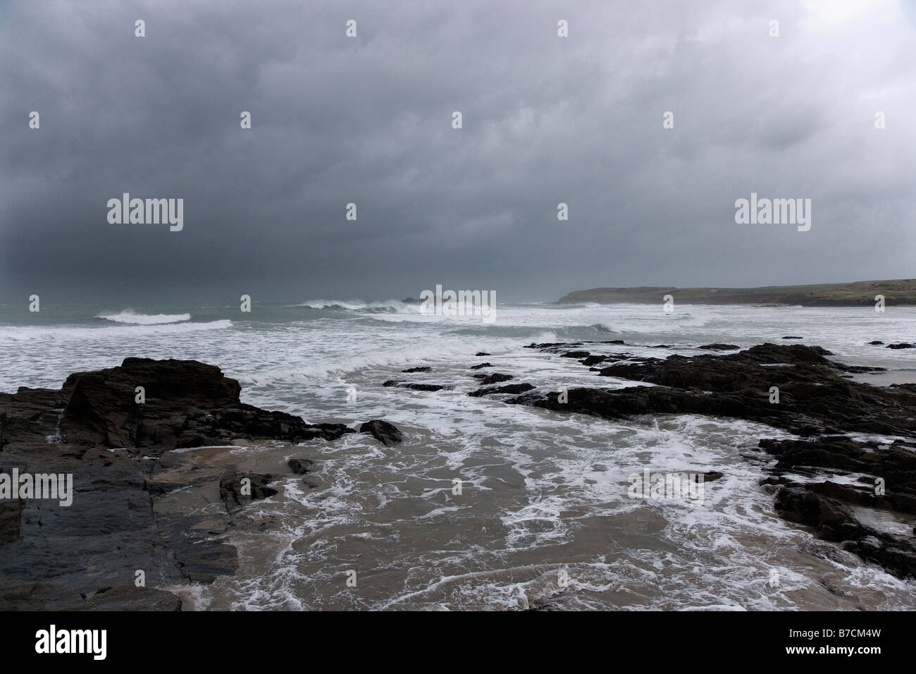 Ruvido il mare in tempesta a Gwithian beach Cornovaglia Foto Stock